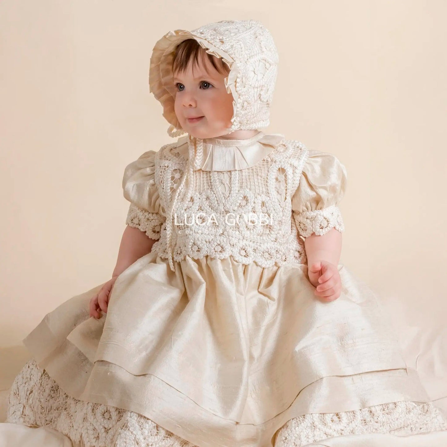 Ropones de BautizoRopón Signature R03 – Beige · Cintilla trenzada a manoLuca Gobbi